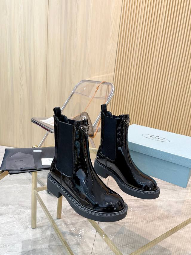 Factory Price: Prada's latest autumn/winter ankle boots. Upper: Imported calfski