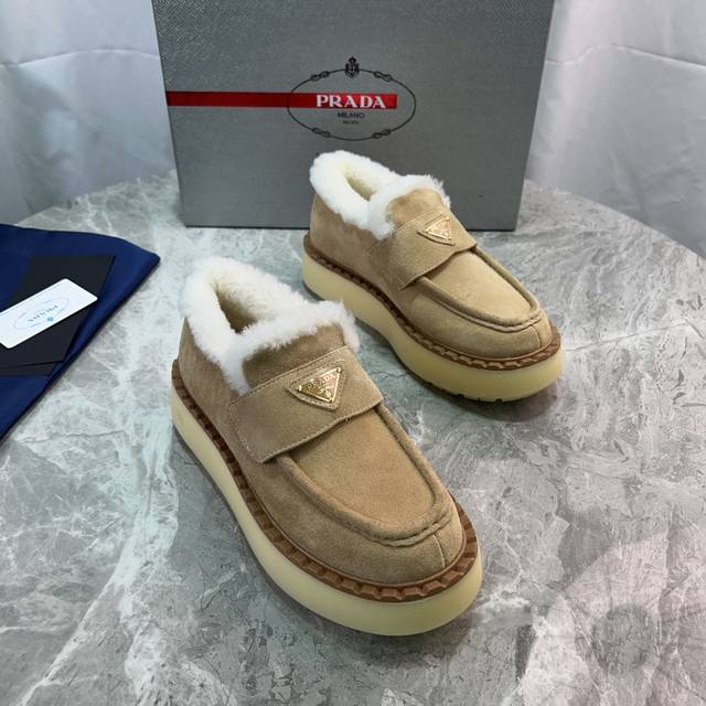 Latest P brand furry shoes Upper: High-gloss cow suede Lining: 100% genuine wool