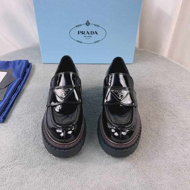 Latest P brand model. Outer: Imported split-edge beaded cowhide. Lining: Extra s