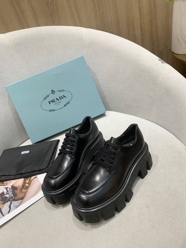 Top-quality Prada Fall/Winter New Black Split-edge Patent Leather Platform Casua