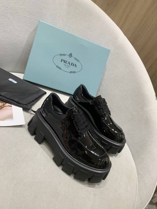 Top-quality Prada Fall/Winter New Black Split-edge Patent Leather Platform Casua