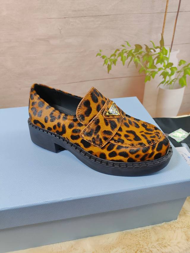 Factory Price: Prada Couple Style Material: Leopard Print Leather Lining: Soft S