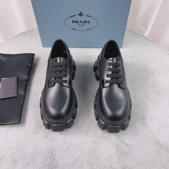 Prada Classic Series Outer Material: Imported split-edge beads Lining: Imported