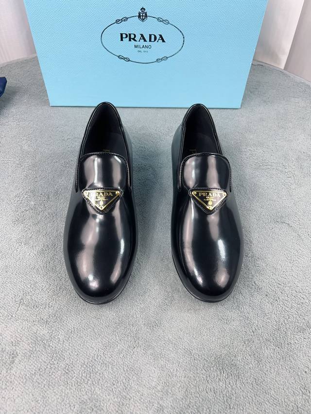 Prada Early Spring Single Shoes Collection Upper: Imported split-edge beads, pat