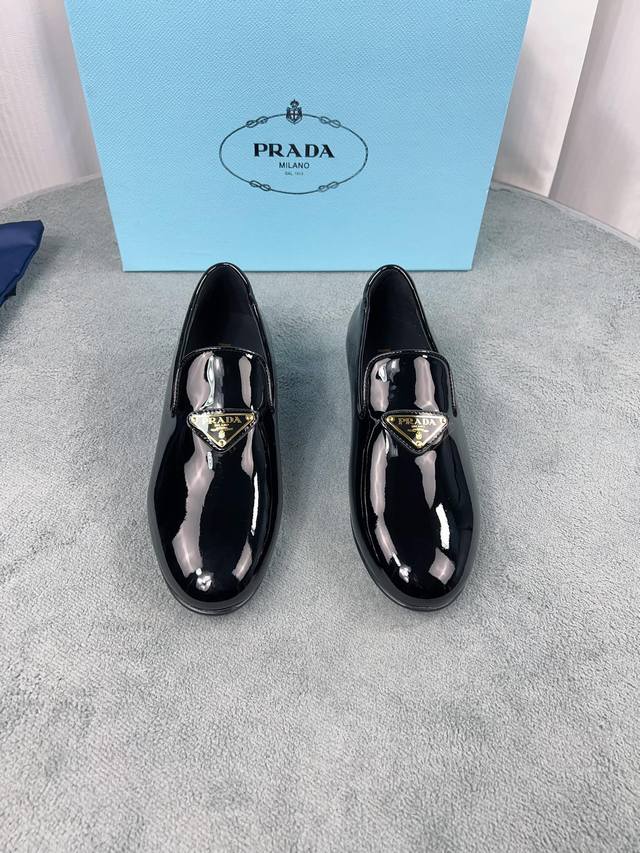 Prada Early Spring Single Shoes Collection Upper: Imported split-edge beads, pat