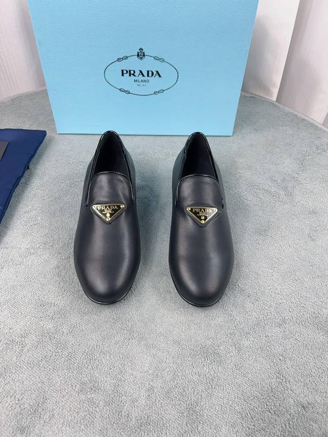 Prada Early Spring Single Shoes Collection Upper: Imported split-edge beads, pat