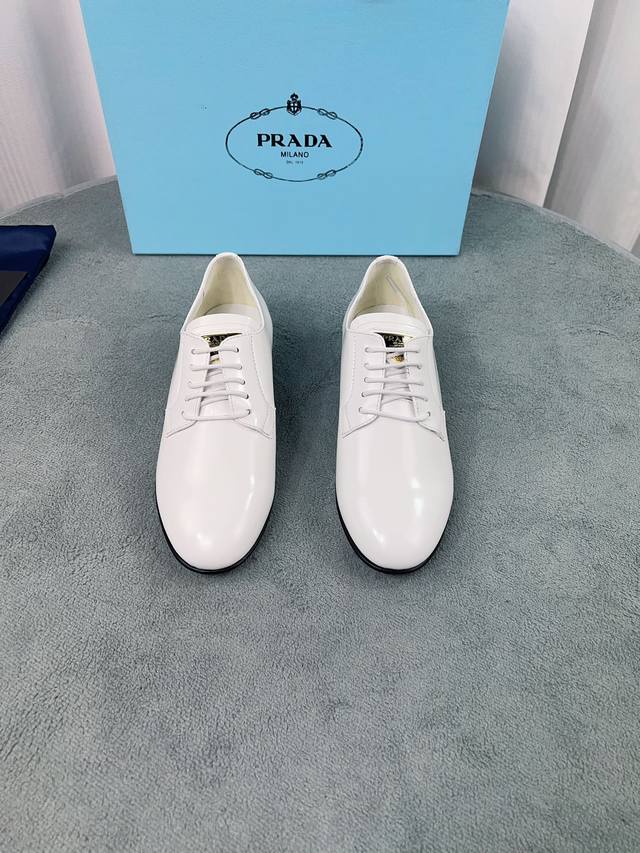 Prada Early Spring Single Shoes Series Upper: Imported split-edge beads, patent