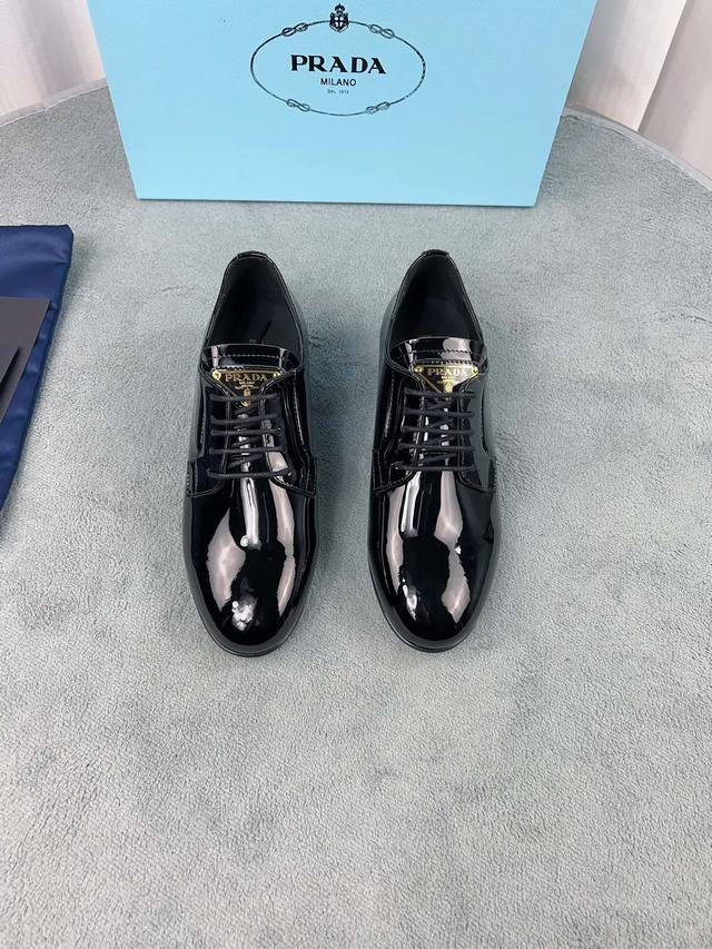 Prada Early Spring Single Shoes Collection Upper: Imported split-edge beads, pat