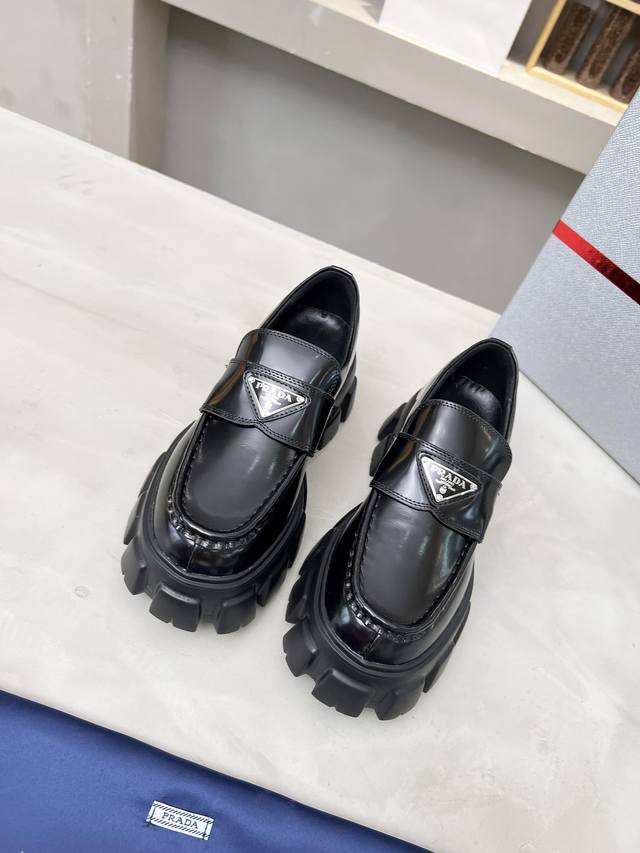 Women's sizes, 35-41. Factory price. New spring/autumn style black split-hem pat