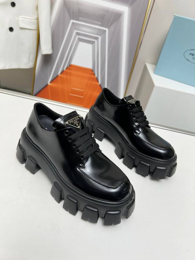 New arrival! Prada's early spring/summer upgraded version features a triangular