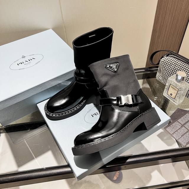 Top-tier Sss releases Prada's short boot series 1 Early Autumn/Winter runway and