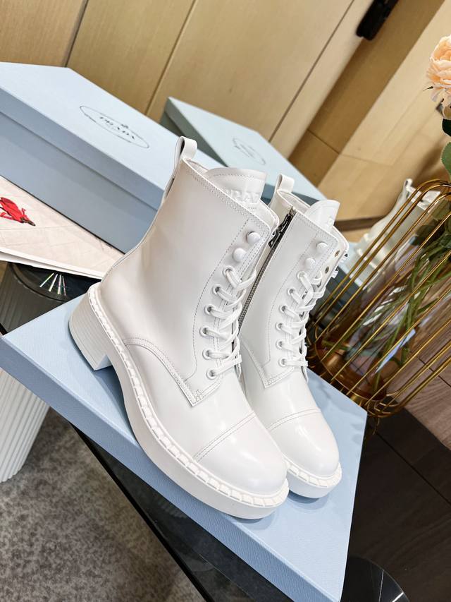 Top-tier Sss releases Prada ankle boot series 1. Prada's early autumn/winter run