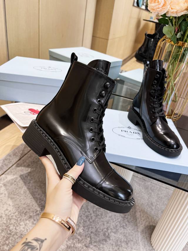 Top-tier Sss releases the Prada ankle boot series. The Prada early autumn/winter