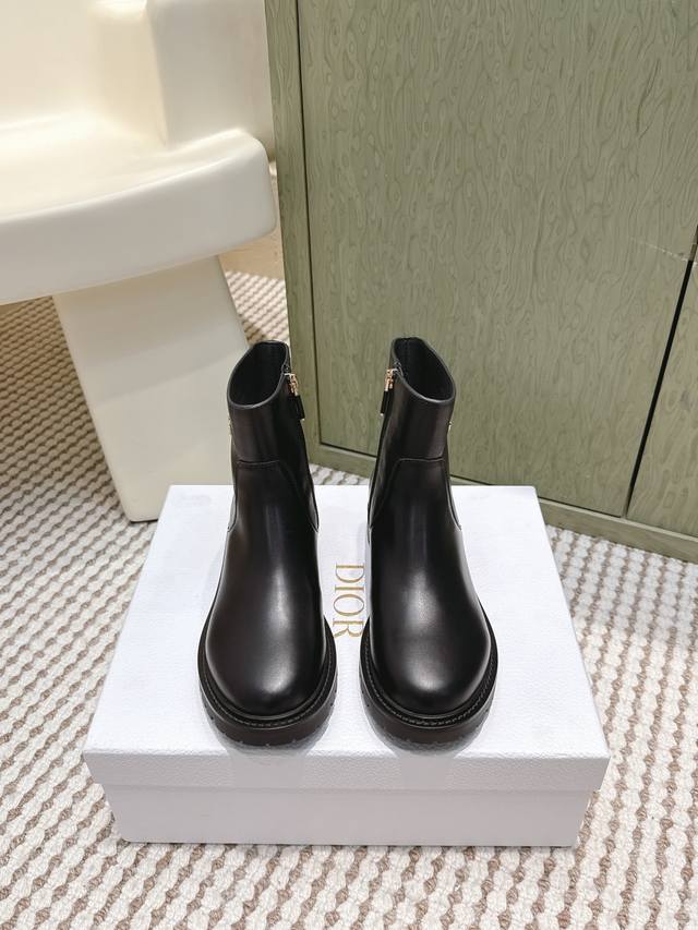 High-quality Dior Alps D-Quest Ankle Boots (Reseller Grade) This D-Quest ankle b High-quality Dior Alps D-Quest Ankle Boots (Reseller Grade) This D-Quest ankle b