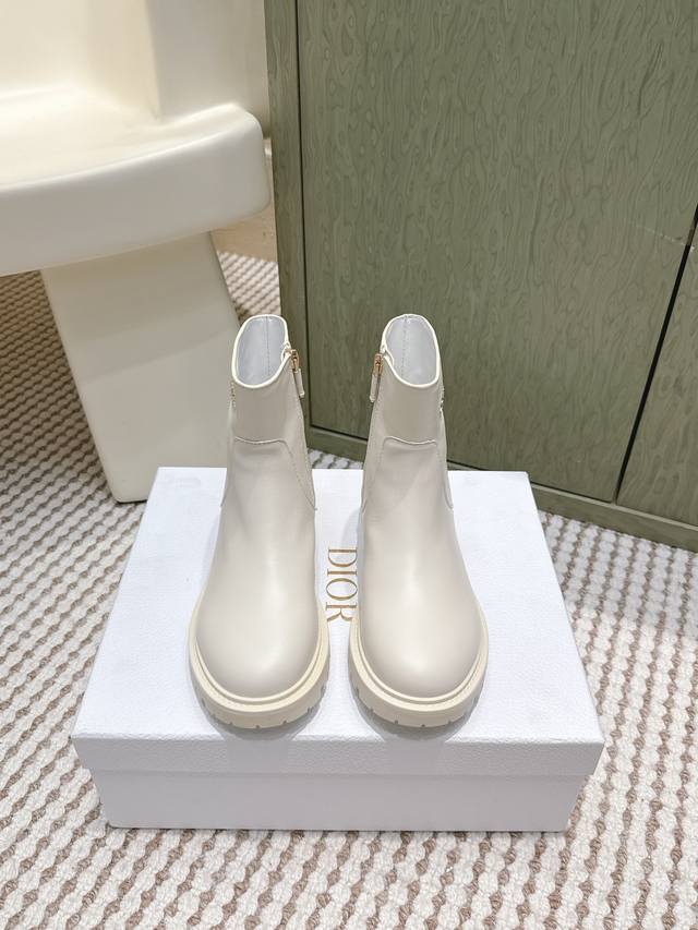 High-quality Dior Alps D-Quest Ankle Boots (Reseller Grade) This D-Quest ankle b High-quality Dior Alps D-Quest Ankle Boots (Reseller Grade) This D-Quest ankle b