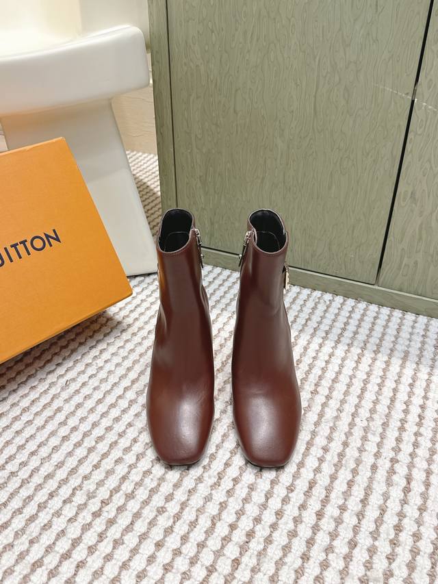 High-quality Louis Vuitton 25Ss Autumn/Winter New Simple Round Toe Calfskin High