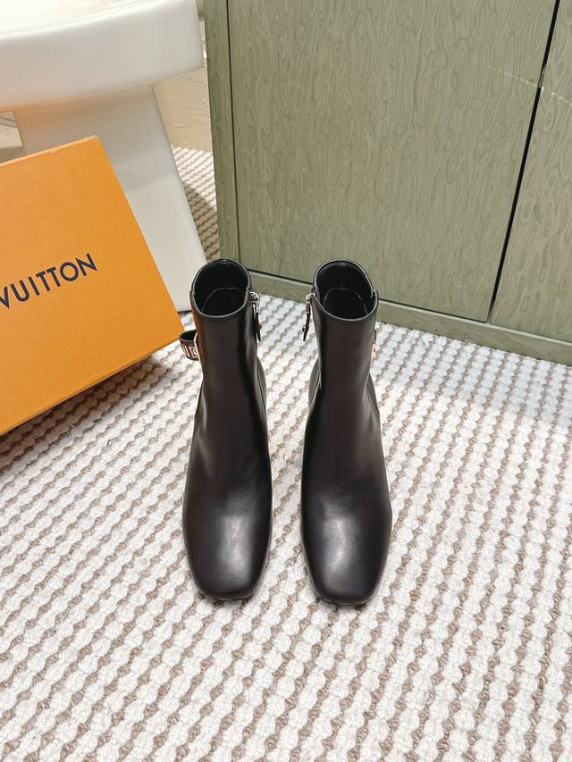 High-quality Louis Vuitton 25Ss Autumn/Winter New Simple Round Toe Calfskin High