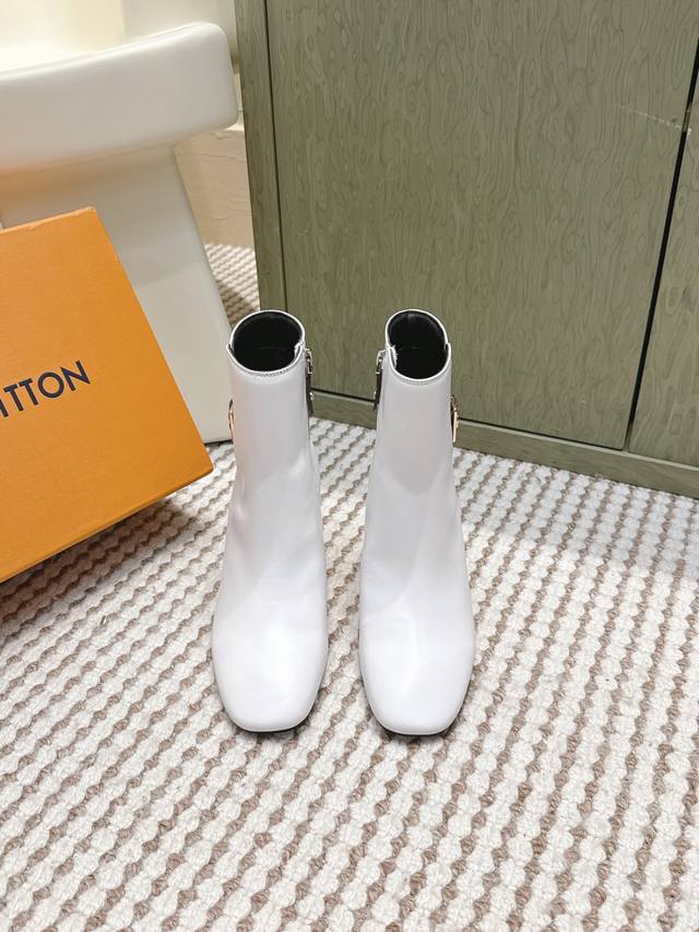 High-quality Louis Vuitton 25Ss Autumn/Winter New Simple Round Toe Calfskin High