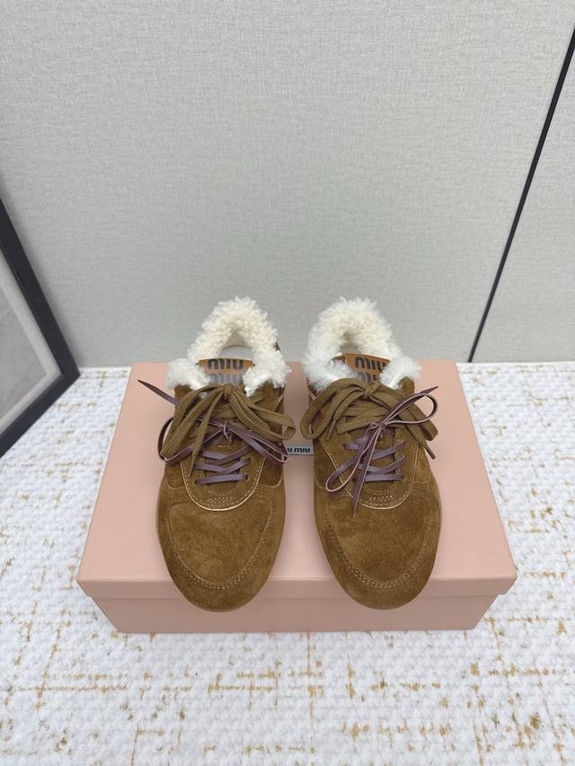 High-quality factory-made Miu Miu latest runway retro furry shoes, German traini