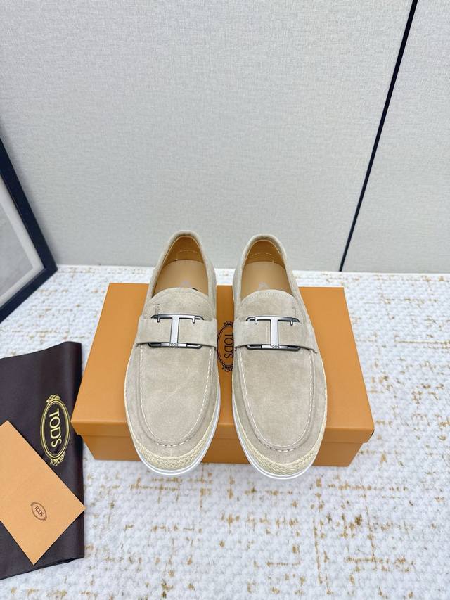 High-quality factory-made Tods loafers. These loafers are crafted from fine shee High-quality factory-made Tods loafers. These loafers are crafted from fine shee