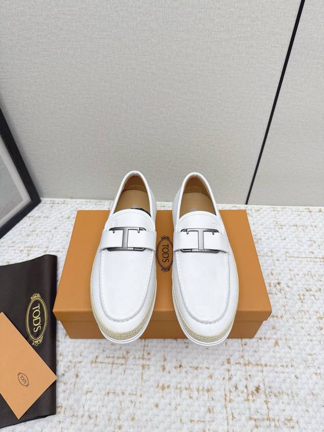 High-quality factory-made Tods loafers. These loafers are crafted from fine shee High-quality factory-made Tods loafers. These loafers are crafted from fine shee