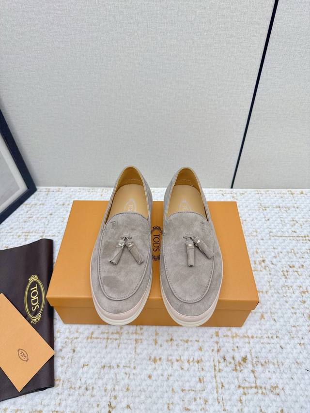 High-quality factory-made Tods loafers. These loafers are crafted from fine shee High-quality factory-made Tods loafers. These loafers are crafted from fine shee