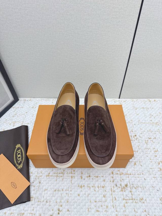 High-quality factory-made Tods loafers. These loafers are crafted from fine shee High-quality factory-made Tods loafers. These loafers are crafted from fine shee