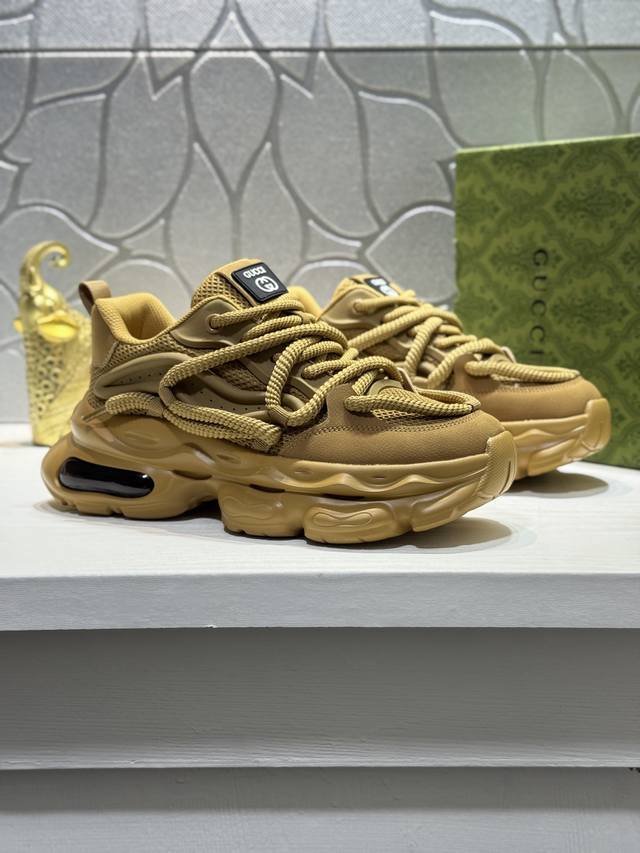 Gucci! Global debut! The upper features a combination of cowhide and mesh linin