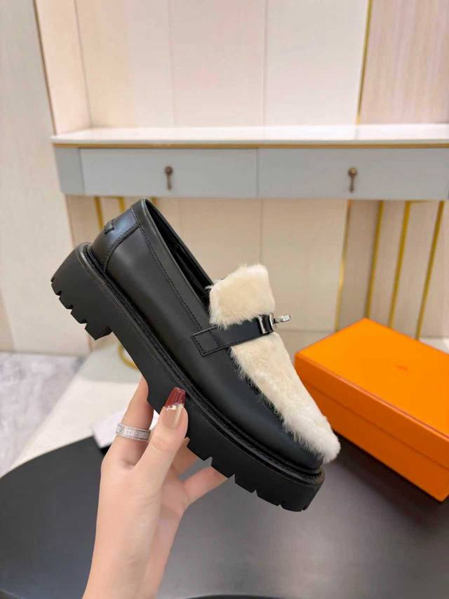 Hermes 2025 Autumn/Winter New Kelly Buckle Loafers, Color Block Low Heel Women'