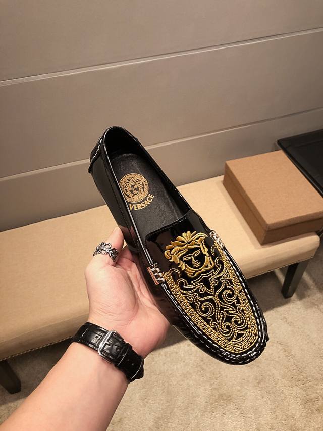 Versace brand, new official flagship store style. The upper is made of top-grai