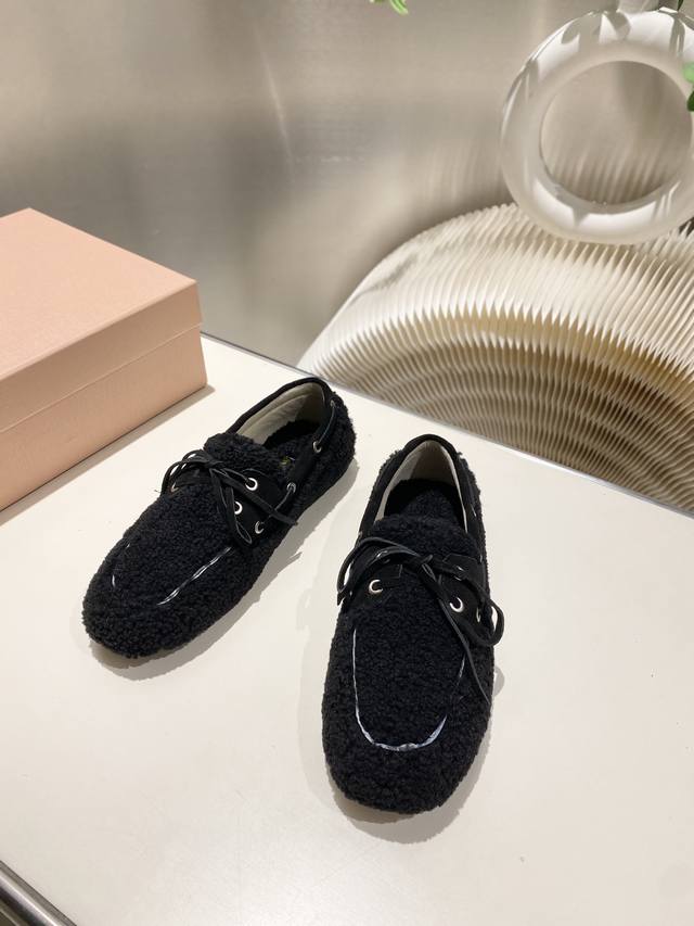 Factory direct stock Miu Miu 2025 flat loafers with fuzzy soles, tassel runway