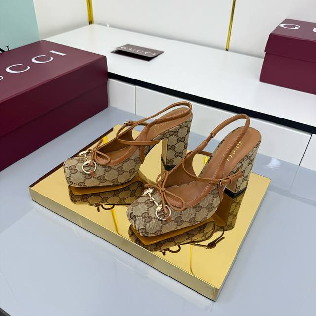 2025 Fall/Winter Collection: This horsebit back-lacing pump features a square to