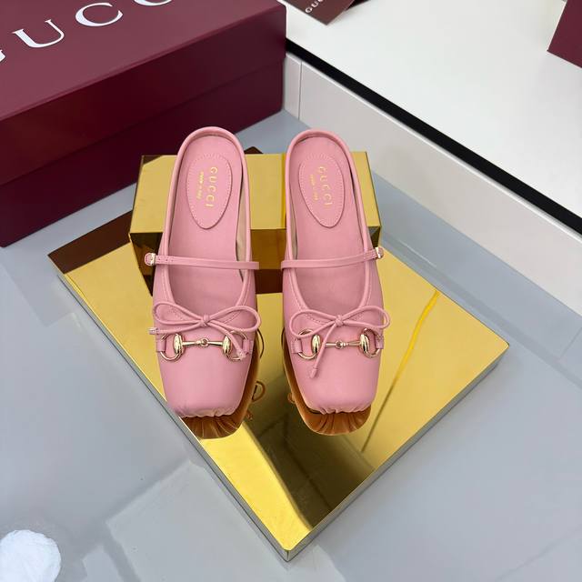 Gucci Fall/Winter 2025 Collection: This horsebit flat ballet mule features a squ