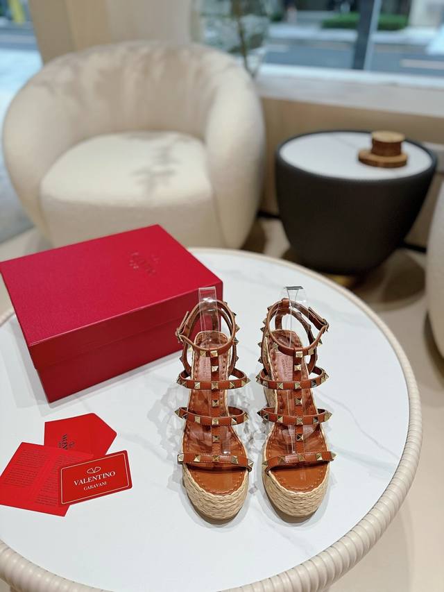 Valentino New Arrival High-Quality Studded Raffia Woven Wedge Sandals. Simple a