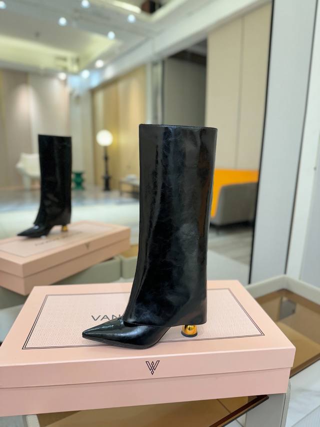 Price p: Vanda Novak, an Italian brand, exclusively available online. Unique hee