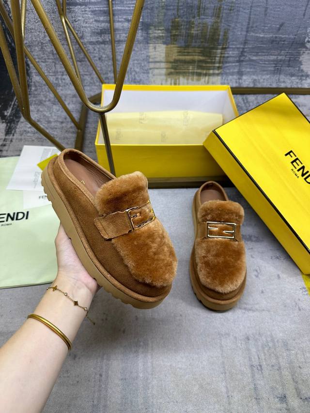 Factory direct price women's shoes, sports shoes, original Fendi latest ski cas