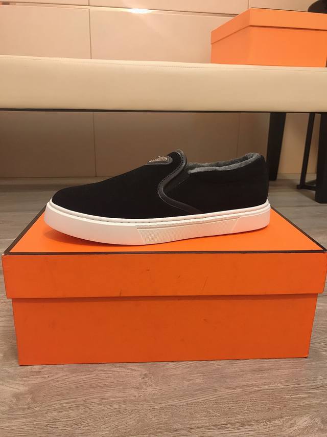 Factory direct price Prada's latest style, meticulously crafted, set to be a hi