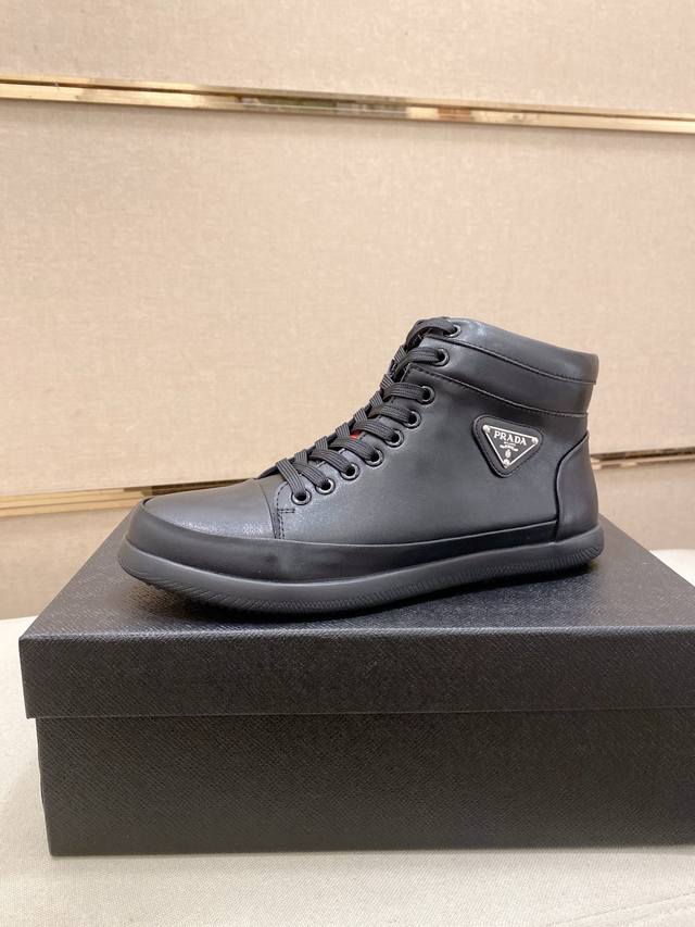 Prada's latest high-top casual fashion men's shoes, a popular style with a simp