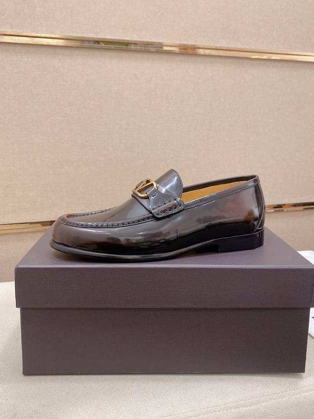 Factory direct price Valentino New Men's V Logo Business Casual Loafers These d