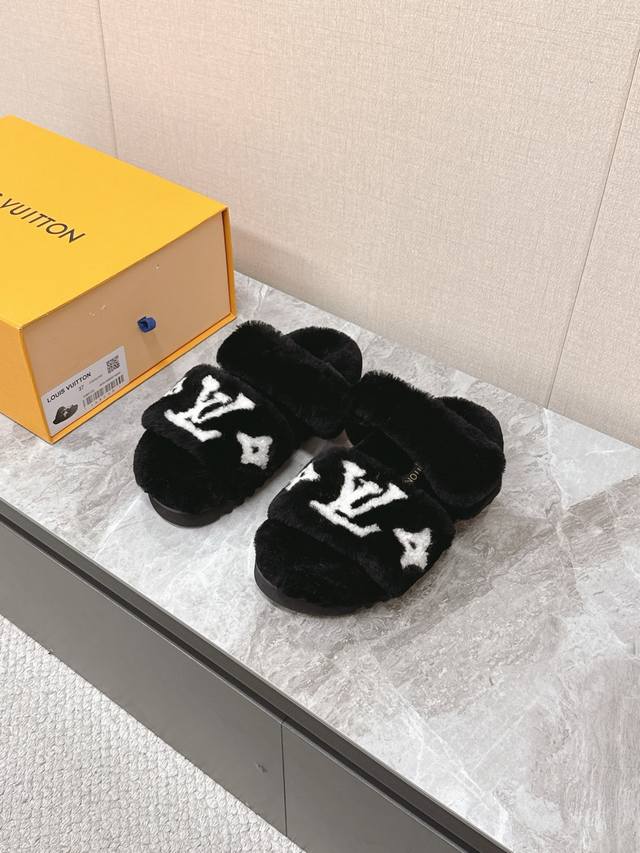 Louis Vuitton Autumn/Winter Newest Furry Slippers~ These furry slippers are so