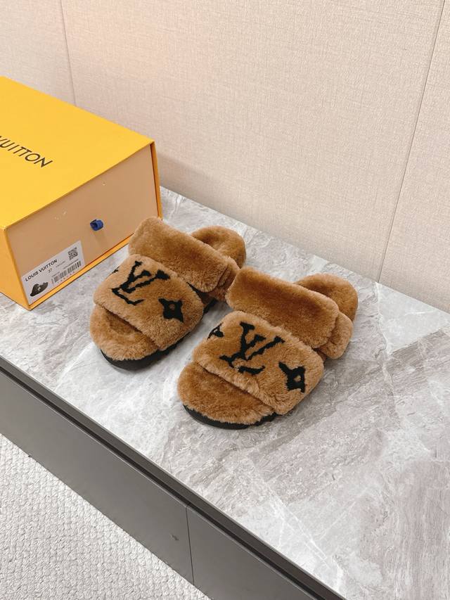 Louis Vuitton Autumn/Winter Newest Furry Slippers