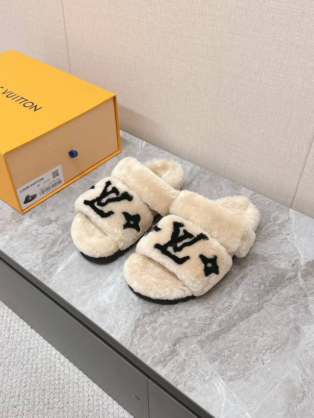 Louis Vuitton Autumn/Winter Newest Furry Slippers~ These furry slippers are so