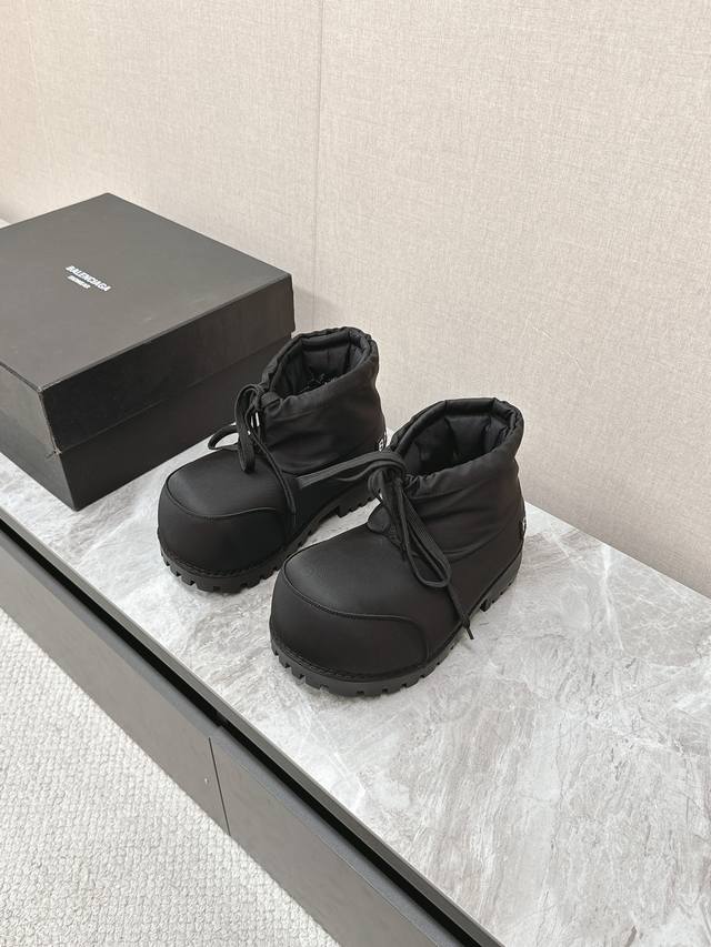 Balenciaga Skiwear latest couple Alaskan snow boots, authentic, purchased for RM