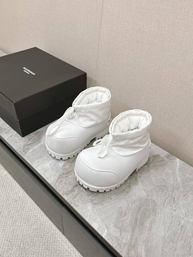 Balenciaga Skiwear latest couple Alaskan snow boots, authentic, purchased for RM