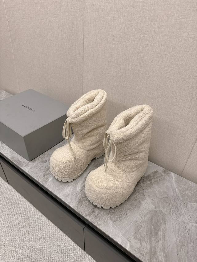 Balenciaga Skiwear latest couple Alaskan snow boots, authentic, purchased for RM