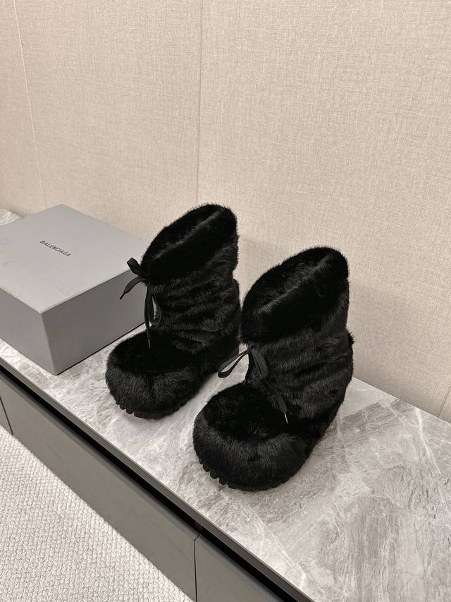 Balenciaga Skiwear latest couple Alaskan snow boots, authentic, purchased for RM