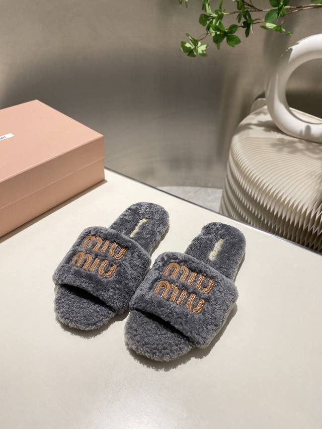 Factory Price p Miu Miu Top-Tier Version 2025 Autumn/Winter Trendy Furry Slippe