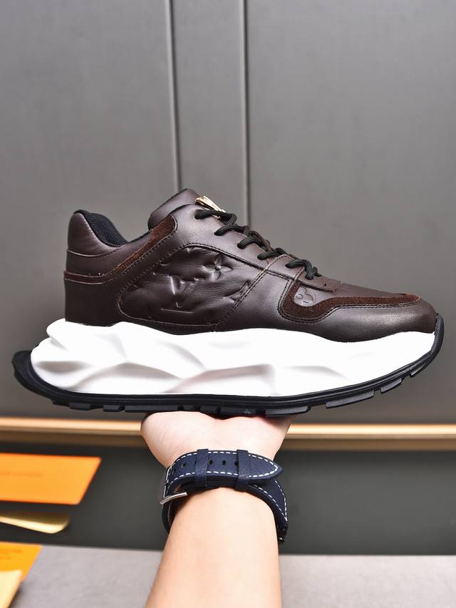 Louis Vuitton new Milan fashion show style, LV logo, high-end style, a must-hav