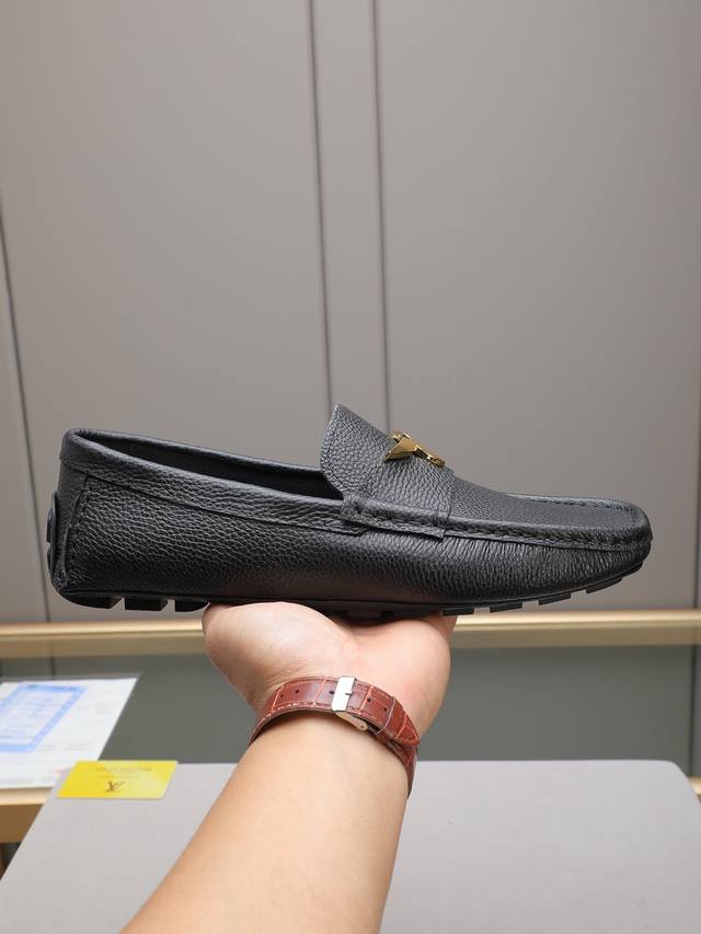 Lv Driving Shoes: Exuding charm and luxurious style, these gentlemanly shoes fea