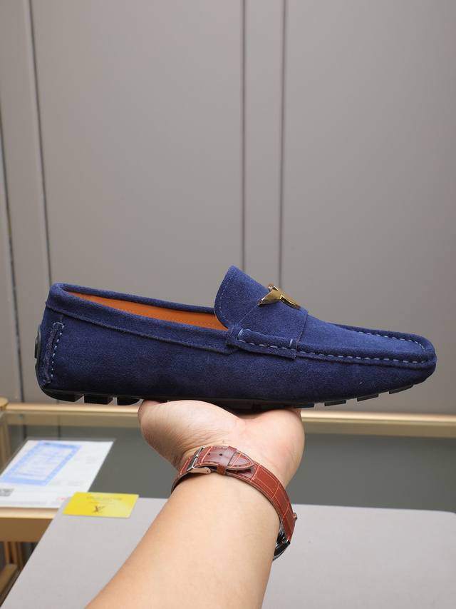 Lv Driving Shoes: Exuding charm and luxurious style, these gentlemanly shoes fea